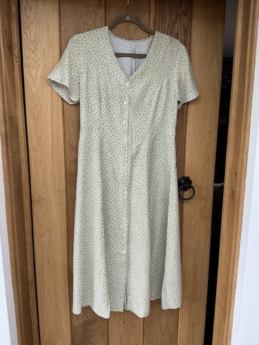 Pale green with white - pale,